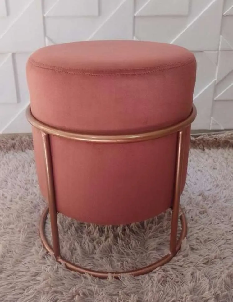 Puff Redondo Thaisa Cromado Linho Cinza Dt Cobre Rio Minas — Velduo Terracota - Detalhe Cobre