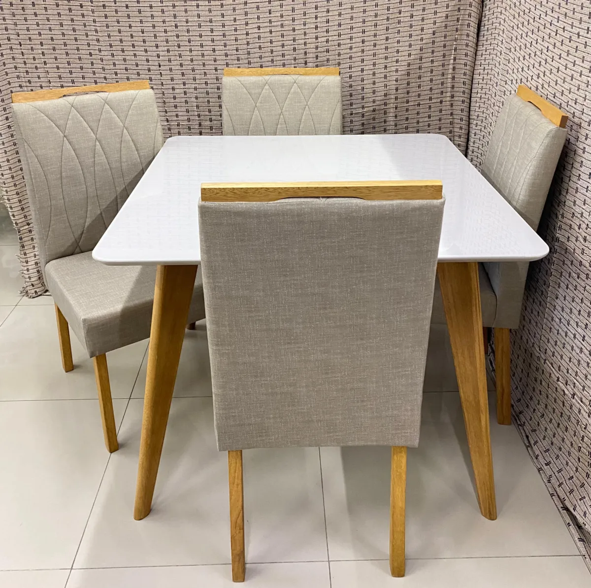 Kit com 2 Cadeiras 01 com Bordado 07 Veludo Cinza 148 Carvalho Decor — Mesa Jade - 100x100 - Imbuia Mel/Off White