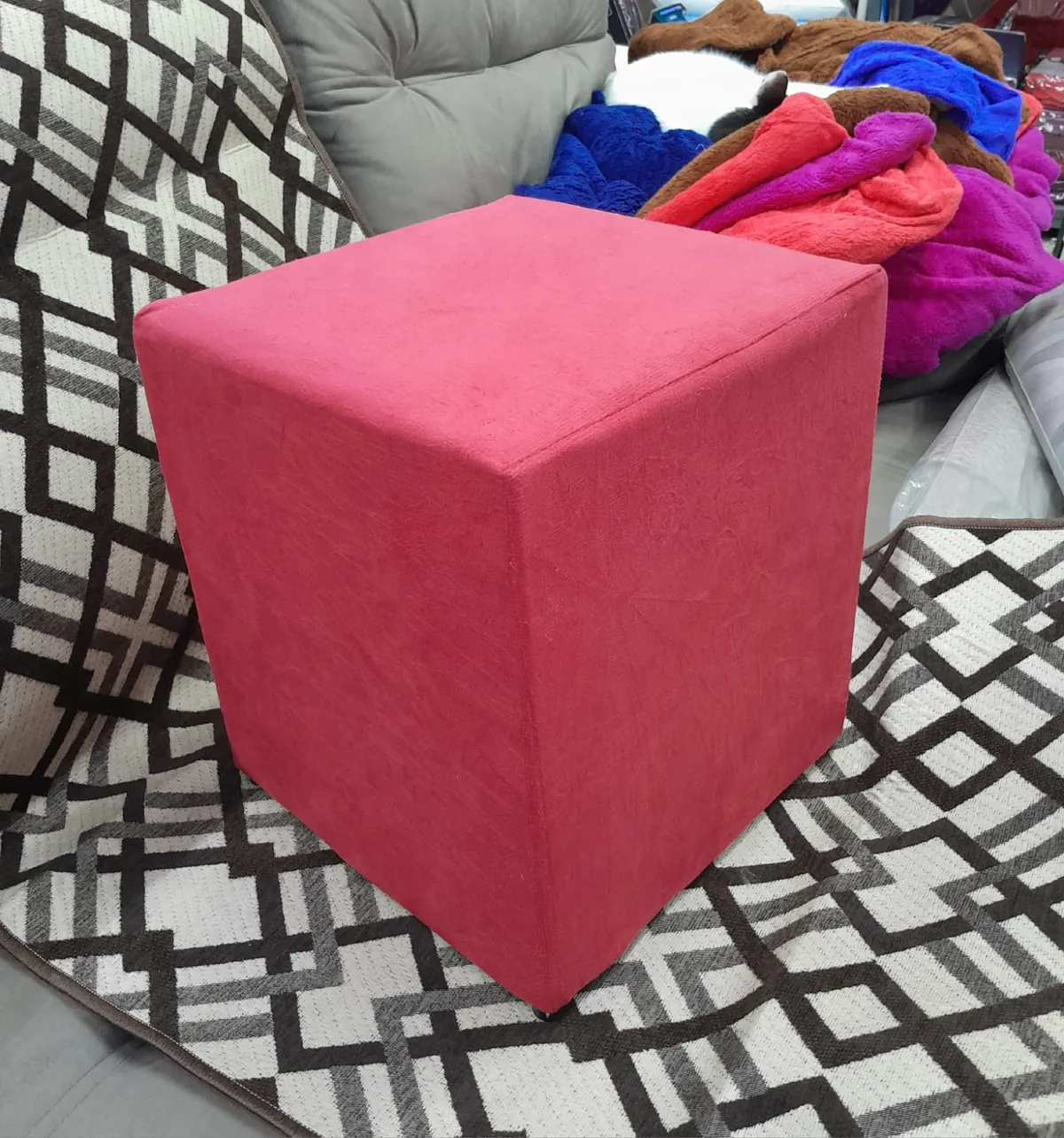 Puff Quadrado 37x35x35 Veludo Suede Azul Marinho Liso AL Moveis — Veludo Suede - Vermelho Liso