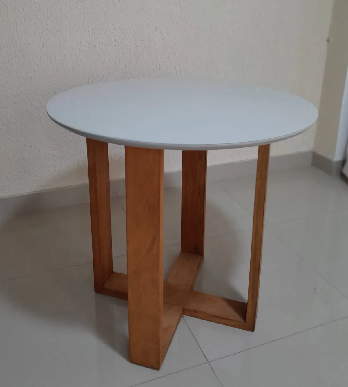 Mesa Evelin 90 MN Tampo Maia Redondo Imbuia Mel.Off White Carvalho Decor — Mesa Evelin 90 Redondo - Imbuia Mel/Off Whit