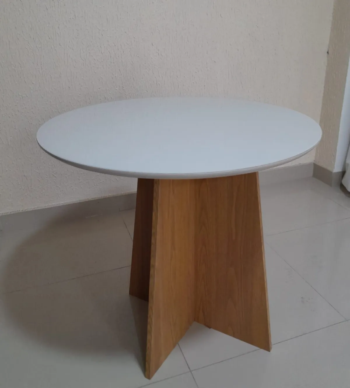 Kit com 2 Cadeiras 01 com Bordado 07 Veludo Cinza 148 Carvalho Decor — Mesa Narnia 90 Redondo - Imbuiia Mel/Off Whi