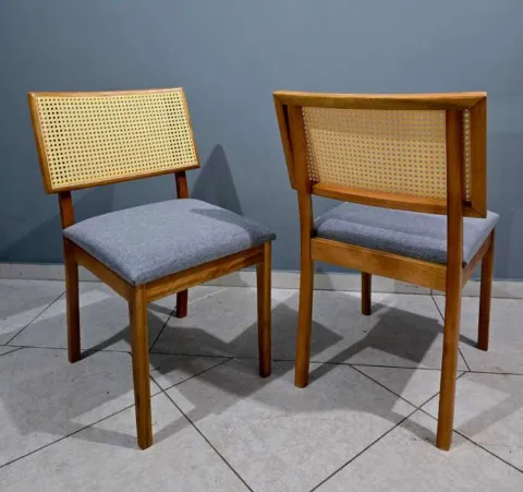 Kit com 2 Cadeiras Berlim Madeira Macica Canela.Linho Cinza Rattan Natural Sala Vip Decoracoes