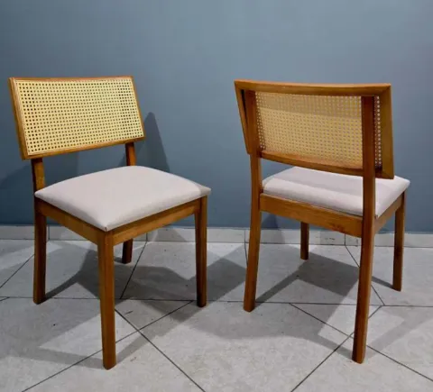 Kit com 2 Cadeiras Berlim Madeira Macica Canela.Linho Bege e Trelica Rattan Natural Sala Vip Moveis