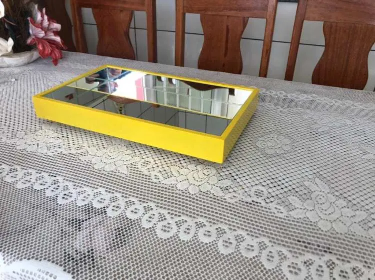 Bandeja Laqueada com Espelho Amarelo Decoree — Bandeja Laqueada Amarelo